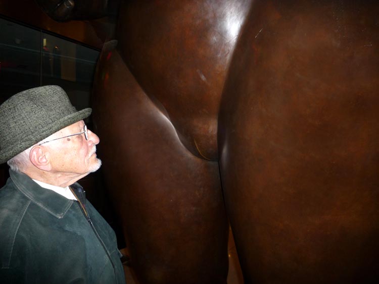 Nereo observando parte de una escultura de Fernando Botero en un edificio del oeste de Manhattan.