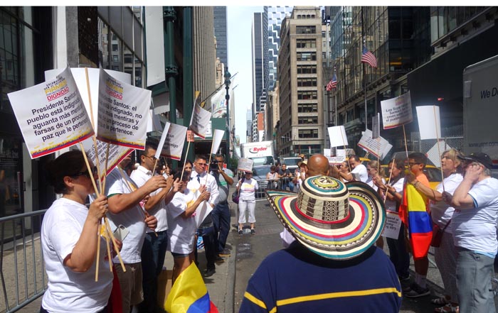 Tirsa Elena Schifano alentando a los asistentes en contra de las Farc y a favor de los militares en Colombia.