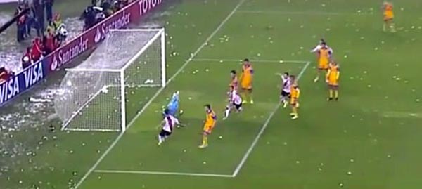 Uno de los tres goles de River contra Tigres en Argentina.