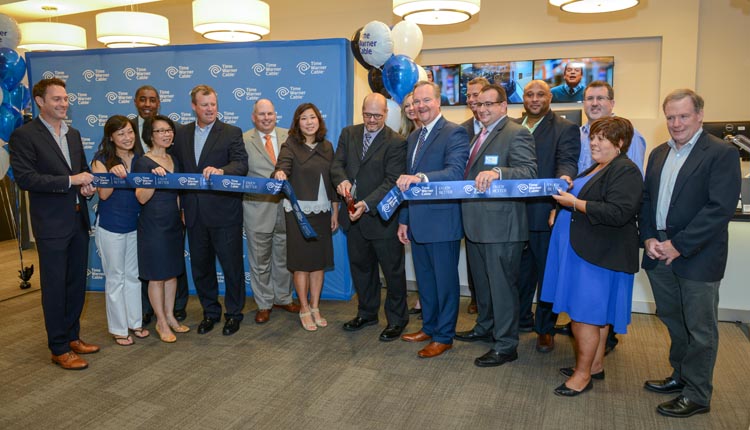 El momento del corte de cinta de la nueva tienda de Time Warner Cable en Flushing, Queens.