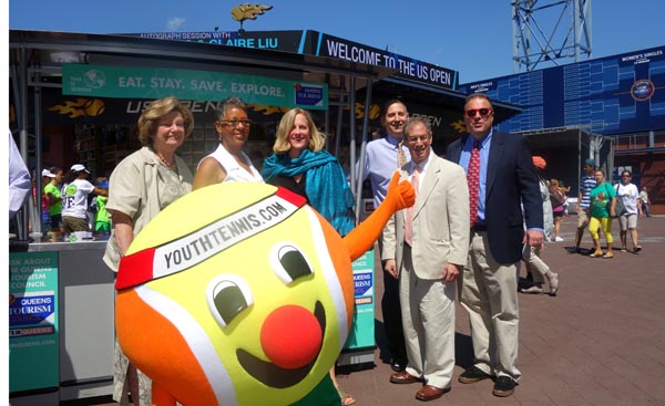 Desde la izquierda, la asambleísta Margaret Markey, Katrina Adams, de la junta directiva del US Open, Melinda Katz, presidenta de Queens, Daniel Zavsner, gerente general del US Open, Seth Bornstein, director ejecutivo del QEDC, y Rob MacKay, director de relaciones públicas, mercadeo y turismo del QEDC.