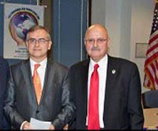 El cónsul de Newark, Nueva Jersey, Christian Mauricio Rodríguez, a la izquierda, y Guillermo Piernagorda. Foto Facebook
