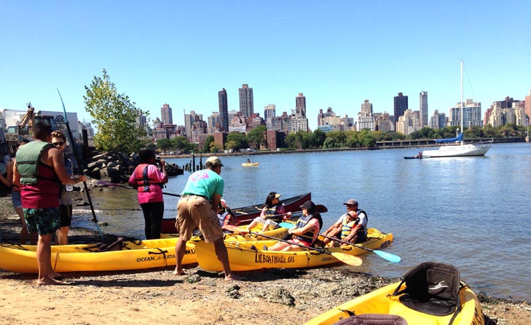 Lugar de partida de los kayak al lado del Parque Sócrates en Long Island City.