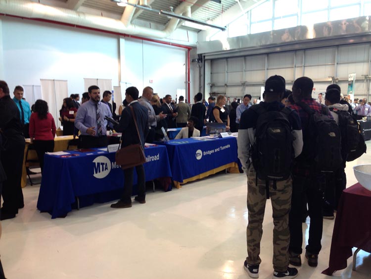 El hangar del Vaughn College en donde se realizó la feria de trabajo. 