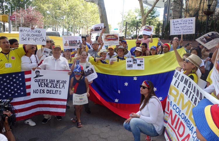 Venezolanos y colombianos protestando por la expulsión de colombianos de Venezuela y por la situación de deterioro en Venezuela. 