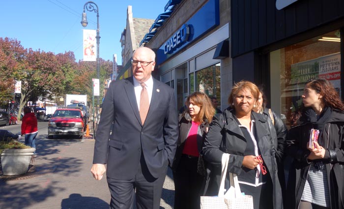 El congresista Joseph Crowley y su comitiva caminando por la calle 82 de Jackson Heights, Queens.