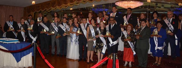 Los honrados con el premio Quijote de empresarios durante la gala del Desfile de la Hispanidad de Nueva York en el Astoria Minor de Queens. Fotos Yesenia Pazos.