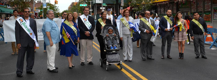 Desde la izquierda, el abogado José Lemus, Mattew Distefano, presidente del club demócrata John F Kennedy de Jackson Heights, la jueza de la Corte Suprema del Estado de NY Carmen Velásquez, Rubén Caseiro, presidente del Desile Hispano de Queens, Concejal Juissa Ferreras, Myna Guerra, presidenta del Desfile de la Hispanidad de Manhattan, Oswaldo Guzmán, presidente del Desfile Ecuatoriano de Queens, Asambleísta Francisco Moya, Fatima Ptacek, la vozde Dora la Exploradora y Oscar Gómez del ballet Rivera Maya. Fotos Yesenia Pazos