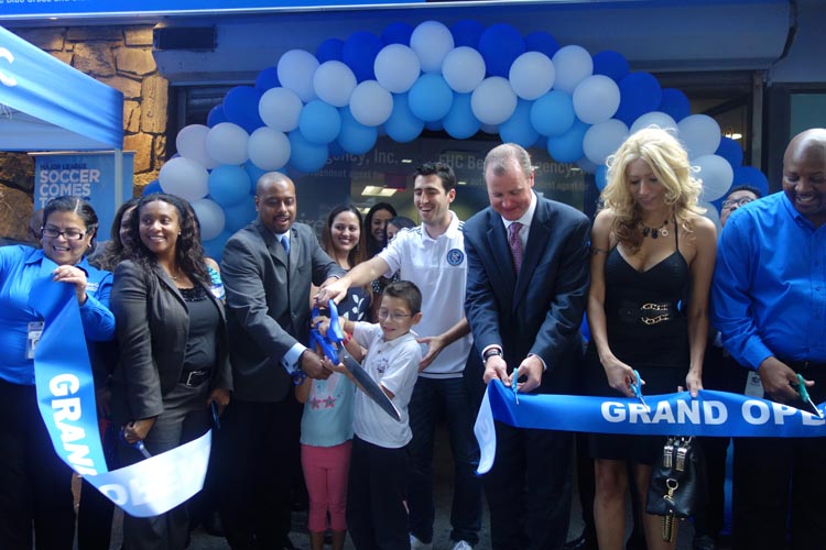 El corte de cinta de la nueva sede de Empire BlueCross BlueShield and Anthem Company con Brian F. Murray, COO de la empresa, y Michael James, AVP de Operaciones y Mercadeo de Empire BlueCross BlueShield and Anthem Company. 