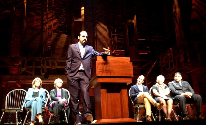 En el escenario en donde se presenta Hamilton, desde la izquierda, Lesley Herrmann, Judith Rodin, Lin-Manuel Miranda, Jeffrey Seller, Carmen Fariña y Moses Ojeda. 
