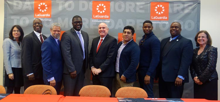 Representantes de CUNY y de la ciudad de Nueva York, además de dos padrs de familia, anunciando la expansión de la Academia de Padres de CUNY.