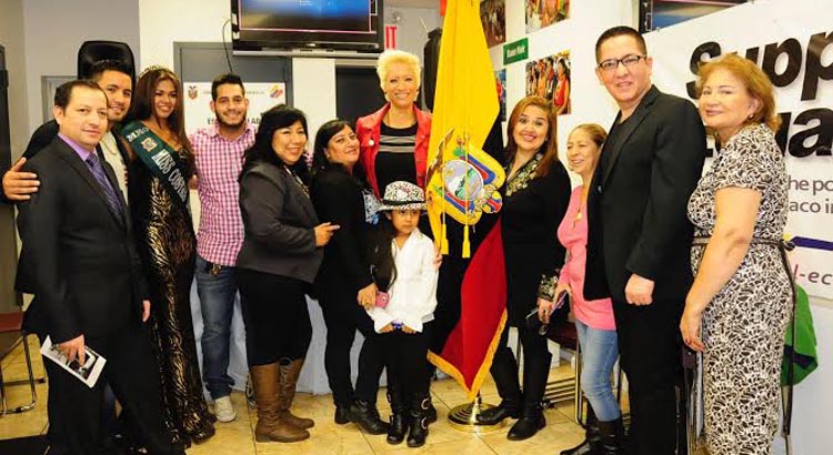 Algunos de los asistentes al lanzamiento del video Yo me amo más en el Consudado de Ecuador en Queens. Foto Yesenia Pazos