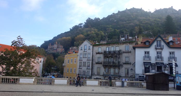 En Lisboa se combinan los castillos como El Moro con las edificaciones españolas, así como es tradición en la Península Ibérica. 