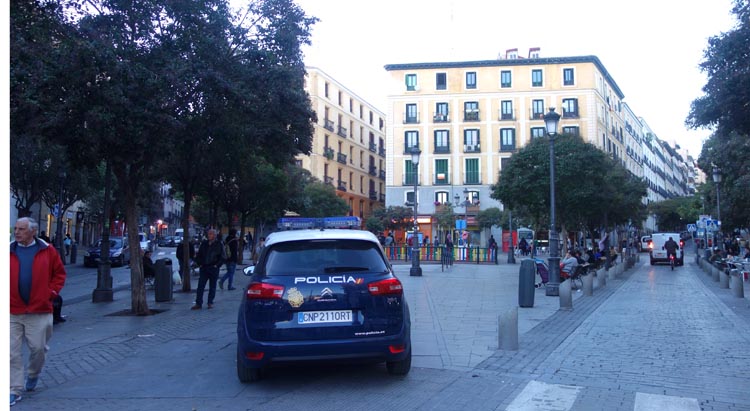 La policía de Madrid custodia los vecindarios de nuevos inmigrantes como la estación Lavapiés.