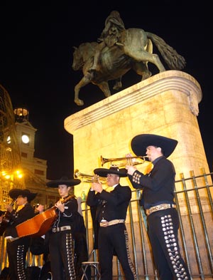 Mariachis en la estación del tren El Sol de Madrid.