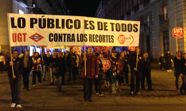 Sindicalistas peleado en contra de los recortes del estado y la privatización de las empresas en España.