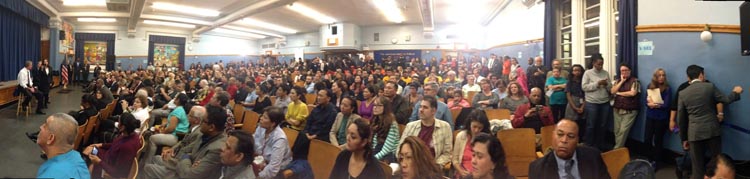 El auditorio de la escuela pública 69 de Jackson Heights, Queens.