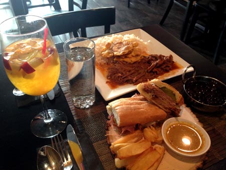 Ropa vieja y sándwich cubano con sangría de maracuyá en el restaurante Sabor de Cuba de Astoria.