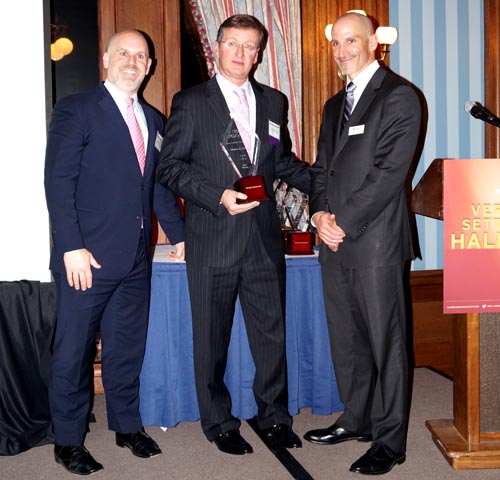 William Schwitzer recibiendo el reconocimidento de 