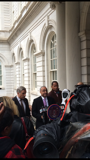 El senador Peralta en conferencia de prensa en las escalinatas de la Alcaldía de Nueva York. Foto cortesía