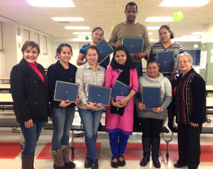 Los graduados de ESL con la profesora Aida González, a la derecha, y Bibiana Parecki, directiva del LACCQ.