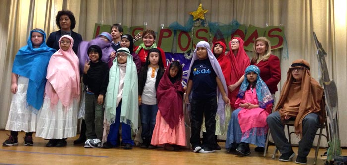 Algunos de los niños que participaron en Las Posadas en compañía de Edna White, a la izquierda, de negro, y la presidenta del LACCQ, Nayibe Núñez-Berger, a la derecha, de rojo.