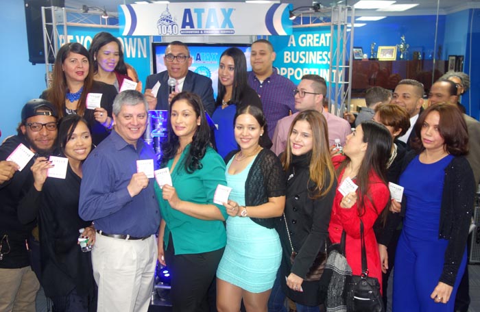 Los empleados de ATAX que recibieron un boleto de Powerball como regalo de Rafael Alvarez, propietario de ATAX.