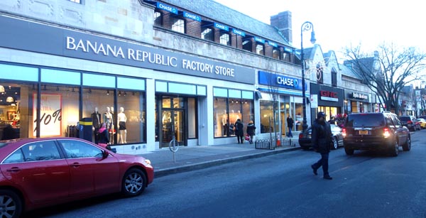 Negocios corporativos en la calle 82. 