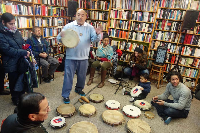 José L. Ruiz de BombaYo hablando sobre la bomba y plena y soteniendo una pandereta.