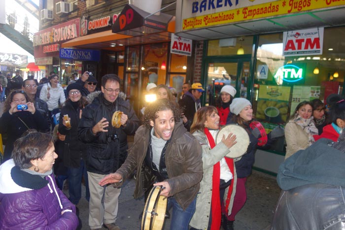 Luis Salgado al frente de la Parranda de Reyes en la Avenida Roosevelt de Jackson Heights, Queens.