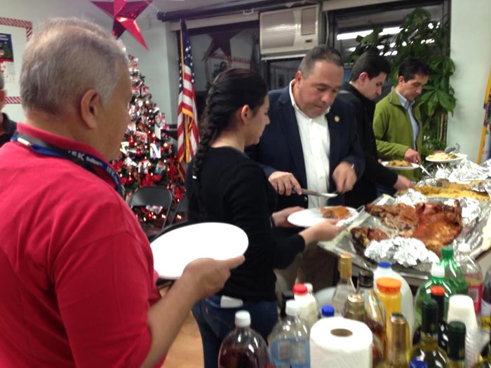 El nuevo presidente, Eduardo Giraldo, repartiendo lechón en la fiesta de fin de año.