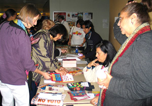 María Victoria Maldonado, al fonde, de negro, en una actividad del Colombia Media Project. Foto Javier Castaño