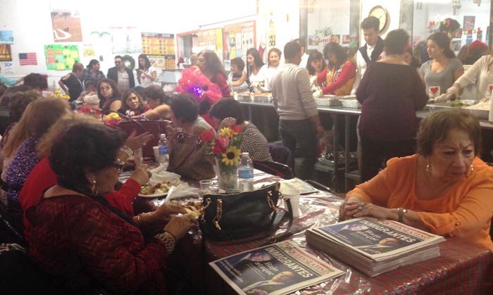 Las personas de avanzada edad disfrutando de la comida que prepararon los voluntarios. 