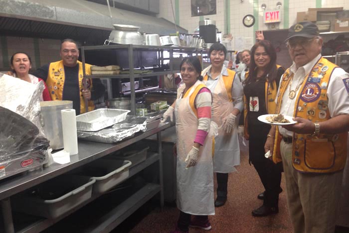 El Club de Leones Universal de Queens en acción en la cocina del Corona Senior Center de Queens.
