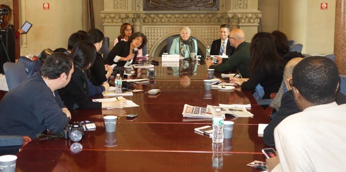 Al lado de la Canciller Fariña estuvieron Yolanda Torres, Directora de Familia y Participación Comunitaria del DOE, Josh Wallack, Vicecanciller de Estrategia y Política del DOE, y Elizabeth Rose, Vicecanciller de la División de Operaciones del DOE.