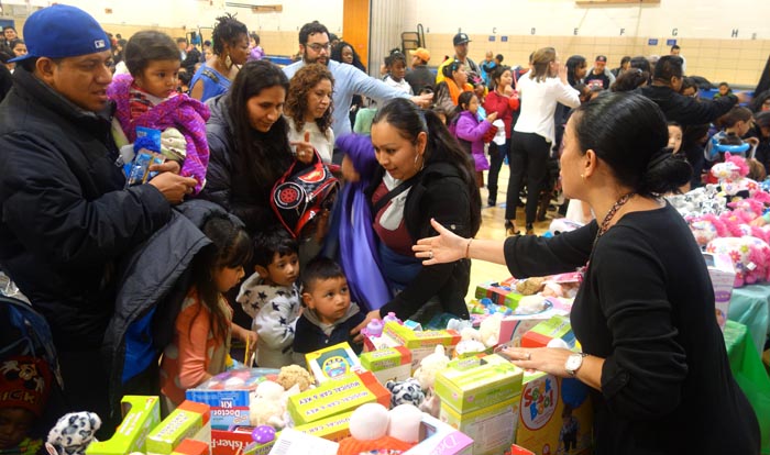 Se repartieron mil regalos entre las familias asistentes a la celebración del Día de los Tres Reyes Magos.
