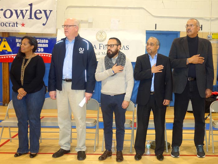 Desde la izquierda, los políticos demócratas Julissa Ferreras, concejal, Joseph Crowley, congresista, Francisco Moya, asambleísta, JOsé Peralta, senador estatal, y Jeffrie Aubry, sambleísta. 