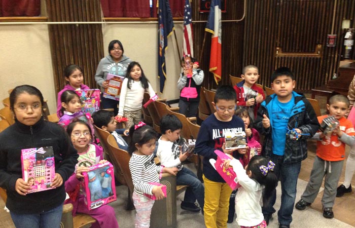 Algunos de los niños que recibieron regalos del LACCQ.