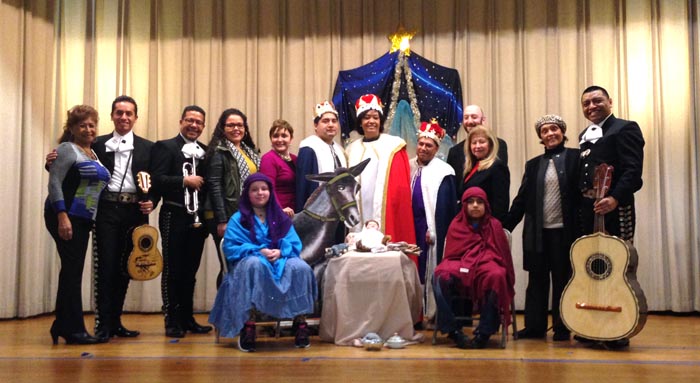 Directivos del LACCQ compartiendo con niNnos y artistas en la tarima del auditorio de la escuela pública 013