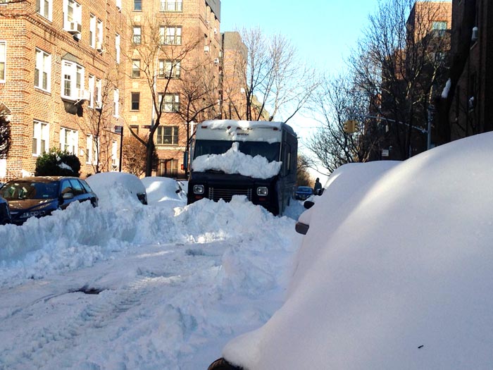 En la calle 78 de Jackson Heights no han limpiado la calle hoy lunes y este camión está allí desde el sábado. Foto Luisa Castaño