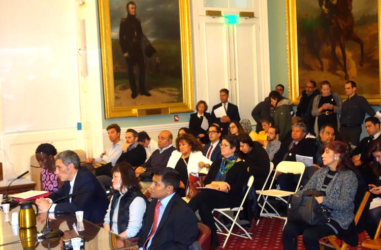 Gabriel Danfur, CEO de ImpreMedia, propietarios de El Diario, con las manos sobre la mesa y testificando en el Concejo de Nueva York frente a un grupo de empleados de ese periódico.