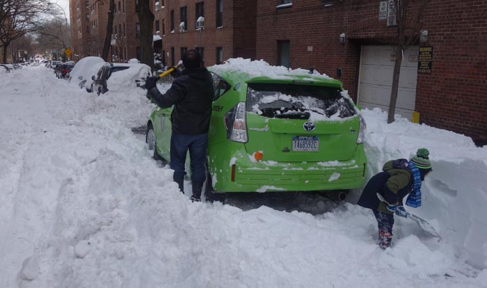 Retirar la nieve que cubre los carros no es una tarea fácil y tampoco ayuda que la ciudad no limpie bien las calles después de la tormenta, especialmente en Queens. Fotos Javier Castaño