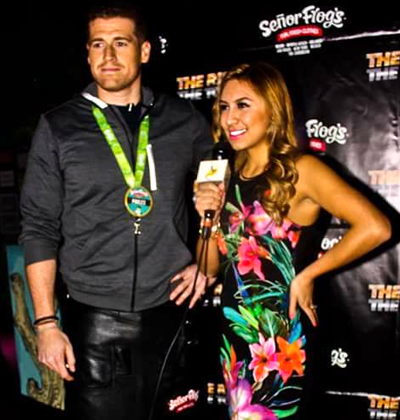 Paco Aguila Arellano siendo entrevistado la noche inaugural de Vive la Fiesta.