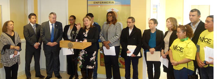 Políticos, activistas e inmigrantes en Plaza del Sol, Queens.