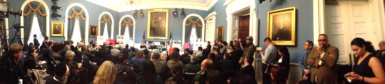 La prensa étnica en el Salón Azul de la Alcaldía de Nueva York.