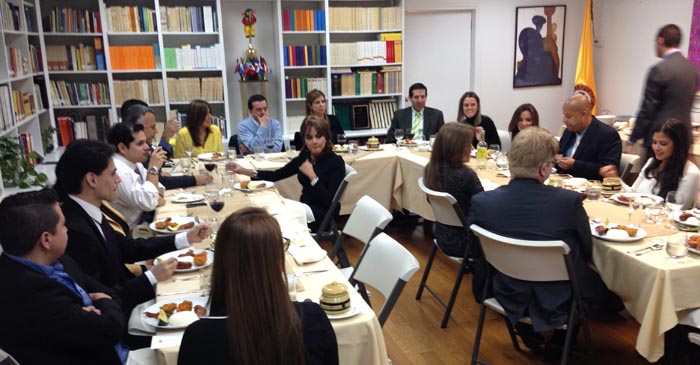 Los periodistas que acudieron al llamado de la cónsul María Isabel Nieto, en el centro al fondo. 