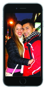 Esta pareja de latinos se enamoraron en las redes sociales. 