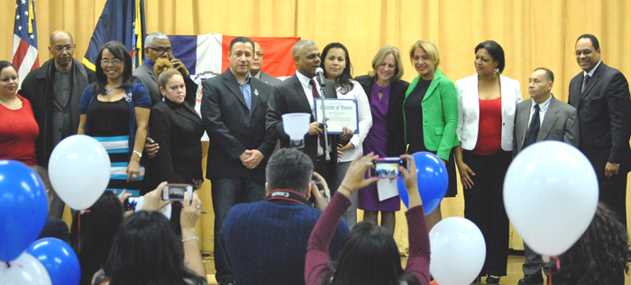 El presidente del Desfile Dominicano de Queens, recibe una proclama al lado de la presidenta Melinda Katz y otros domunicanos. 