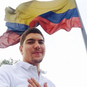 Edison Daniel Morales bajo la bandera de Colombia.