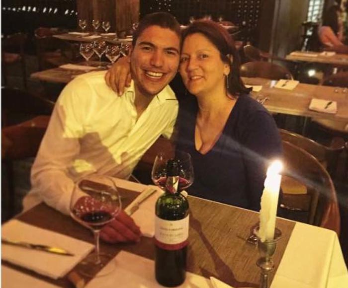 Edison Daniel Morales brindando con su madre Estela Villada en Colombia, con quien vivía. 